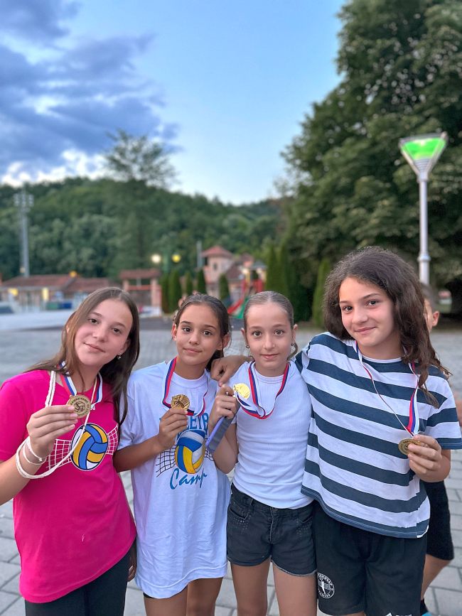 aaaPolaznice sa medaljama i trenerom 8